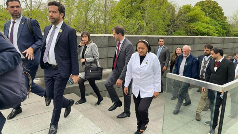 Imagem 1 - Pelo menos três protocolos de intenção deverão ser assinados entre o Governo do RN e empresa chinesas. Nesta quinta-feira (13) a governadora Fátima Bezerra e uma comitiva potiguar participaram, com a comitiva federal, de reuniões empresariais com a China Communications Construction Company (CCCC), a State Grid e a BYD. Segundo o secretário estadual de Desenvolvimento Econômico, Jaime Calado, ao longo da missão potiguar no país oriental, pelo menos três protocolos de intenção deverão ser assinados com empresas chinesas e universidade. Um deles, buscará fortalecer a exportação de camarão Vannamei para o país. A comitiva potiguar tem compromissos marcados até o dia 19, buscando aprofundar as relações bilaterais entre o Rio Grande do Norte e a China, especialmente nas áreas de energias renováveis, mineração, agricultura familiar e infraestrutura portuária. Imagem 1 - Pelo menos três protocolos de intenção deverão ser assinados entre o Governo do RN e empresa chinesas. Nesta quinta-feira (13) a governadora Fátima Bezerra e uma comitiva potiguar participaram, com a comitiva federal, de reuniões empresariais com a China Communications Construction Company (CCCC), a State Grid e a BYD. Segundo o secretário estadual de Desenvolvimento Econômico, Jaime Calado, ao longo da missão potiguar no país oriental, pelo menos três protocolos de intenção deverão ser assinados com empresas chinesas e universidade. Um deles, buscará fortalecer a exportação de camarão Vannamei para o país. A comitiva potiguar tem compromissos marcados até o dia 19, buscando aprofundar as relações bilaterais entre o Rio Grande do Norte e a China, especialmente nas áreas de energias renováveis, mineração, agricultura familiar e infraestrutura portuária.