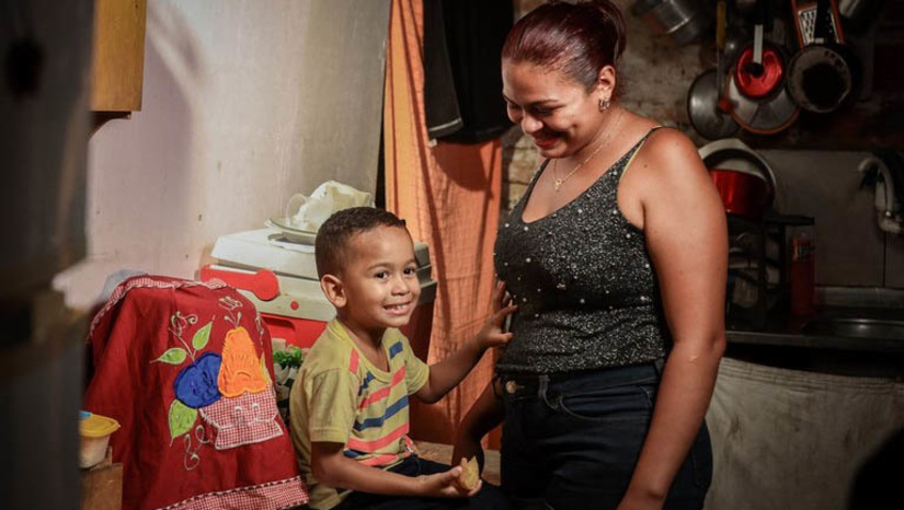 Imagem 1 -  Bolsa Família de abril começa a ser pago hoje, 14; 21,19 milhões de famílias estão contempladas. O valor médio recebido por família é de R$ 670,49, o maior já registrado na história do programa de transferência de renda do Governo Federal. O recorde anterior tinha sido registrado no mês passado, em março, com R$ 670,33. O Bolsa Família garante um valor mínimo de R$ 600 e conta com um adicional de R$ 150 do Benefício Primeira Infância, destinado a cada criança de zero a seis anos na composição familiar dos beneficiários. Em abril, são 7,2 milhões de famílias com pelo menos uma criança nessa faixa etária. O pagamento soma um investimento de R$ 1,3 bilhão. Em número de indivíduos, são 8,89 milhões de crianças de zero a seis anos em abril; veja o calendário completo.