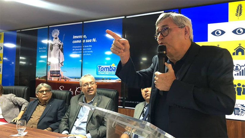 Imagem 1 -  Deputado Tomba Faria explicou em audiência, como nasceu e concretizou o sonho de construir a Estátua de Santa Rita de Cássia, em Santa Cruz. O secretário-adjunto do Gabinete Civil, Ivanilson Maia, representou o governo do estado na audiência pública sobre a construção em Mossoró do santuário de Santa. Durante a audiência, o secretário afirmou o apoio do Governo do Estado ao projeto de construção do santuário de Santa Luzia, disse que o governo oferecerá todo o empenho e dedicação ao projeto. Representando o executivo municipal. O secretário de Desenvolvimento Econômico, Inovação e Turismo, Frank Felisardo, também confirmou apoio do Município ao projeto. “A Prefeitura de Mossoró está totalmente envolvida e tem muito interesse que possa o santuário seja instalado na cidade”, disse.