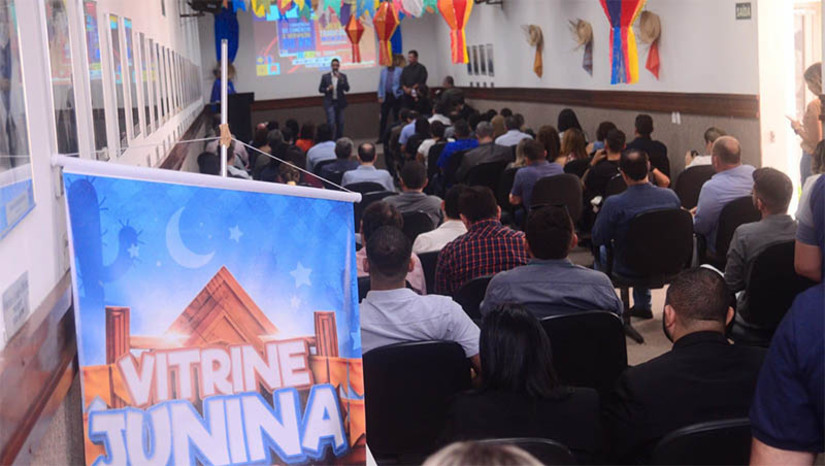 Imagem 1 -  “Vitrine Junina” vai estimular comerciantes a aderirem ao clima junino para aquecer comércio durante o MCJ. A iniciativa da Câmara dos Dirigentes Lojistas de Mossoró, com apoio da Prefeitura, foi lançada nesta sexta-feira (2). A iniciativa estimula a participação de lojas do comércio local a promoverem a decoração dos estabelecimentos na temática junina, atraindo clientes e aumentando seu faturamento no São João. Como contrapartida, a CDL premiará as ideias mais criativas inscritas no projeto. O prefeito de Mossoró, Allyson Bezerra, participou do momento de lançamento do concurso. “É fundamental que as lojas estejam decoradas, caracterizadas para o período junino. A decoração chama o cliente para dentro da loja. Temos que evidenciar este regionalismo, isso é muito importante. A Prefeitura de Mossoró, junto com a CDL, estão integrados nessa proposta, de estimular o lojista na decoração de seu estabelecimento”, pontuou.
