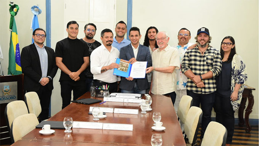 Imagem 1 - O prefeito de Mossoró, Allyson Bezerra, destaca a importância da obra para o patrimônio público. “Um dia que eu considero importantíssimo para a cultura mossoroense. Nós trouxemos aqui o escritor Tarcísio Gurgel, que é o autor de toda essa peça que é apresentada ao ar livre, no espetáculo ‘Chuva de Bala no País de Mossoró’. Estamos reconhecendo a importância da obra, e valorizando a história da cidade, que agora vai compor o patrimônio de Mossoró”, concluiu. Imagem 1 - O prefeito de Mossoró, Allyson Bezerra, destaca a importância da obra para o patrimônio público. “Um dia que eu considero importantíssimo para a cultura mossoroense. Nós trouxemos aqui o escritor Tarcísio Gurgel, que é o autor de toda essa peça que é apresentada ao ar livre, no espetáculo ‘Chuva de Bala no País de Mossoró’. Estamos reconhecendo a importância da obra, e valorizando a história da cidade, que agora vai compor o patrimônio de Mossoró”, concluiu.