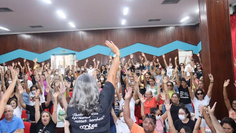 Imagem 1 - Professores de Mossoró vão cumprir determinação da justiça e retomar aulas na quarta-feira, 19. A decisão foi tomada pela categoria durante assembleia, realizada nesta segunda-feira (17). O Sindiserpum informou que ainda não foi notificado oficialmente sobre a decisão do Desembargador Vivaldo Pinheiro, mas que a categoria irá cumprir a determinação. Na quinta-feira (13), o magistrado considerou a paralisação abusiva e determinou o retorno imediato das atividades. A greve dos professores de Mossoró durou 54 dias. Um calendário de reposição de aulas também foi aprovado na assembleia e será apresentado à Secretaria de Educação. Imagem 1 - Professores de Mossoró vão cumprir determinação da justiça e retomar aulas na quarta-feira, 19. A decisão foi tomada pela categoria durante assembleia, realizada nesta segunda-feira (17). O Sindiserpum informou que ainda não foi notificado oficialmente sobre a decisão do Desembargador Vivaldo Pinheiro, mas que a categoria irá cumprir a determinação. Na quinta-feira (13), o magistrado considerou a paralisação abusiva e determinou o retorno imediato das atividades. A greve dos professores de Mossoró durou 54 dias. Um calendário de reposição de aulas também foi aprovado na assembleia e será apresentado à Secretaria de Educação.
