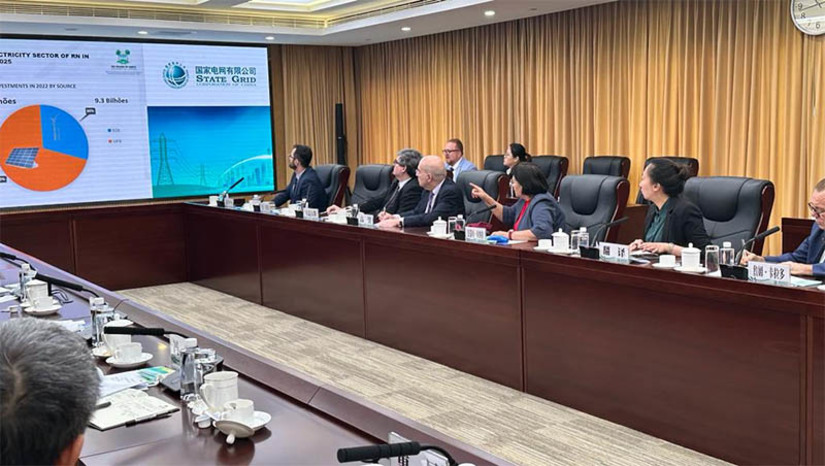 Imagem 1 -  Governo do RN apresenta projeto do Porto-Indústria Verde à maior construtora do mundo. O projeto foi apresentado nesta segunda-feira (17), durante agenda da governadora na China. A CCCC tem atuação em 159 países e construiu sete dos dez maiores portos do mundo. Fátima Bezerra disse que o Porto-Indústria Verde “é a principal prioridade para o povo do RN dada a importância de um projeto de desenvolvimento sustentável que vai garantir o crescimento da nossa economia e do nosso estado”.