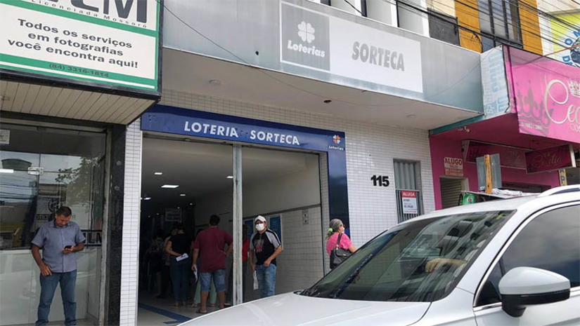 Imagem 1 - Bolão realizado em Mossoró fatura prêmio de quase R$ 122 mil na Mega-Sena. Um bolão com sete números, realizado por 17 apostadores, no valor de R$ 10 por aposta, ganhou um prêmio de R$ 121.613,58, no sorteio da Mega-Sena realizado no sábado (15). A aposta, realizada na Loteria Sorteca, no Centro de Mossoró, continha os números 02-20-27-30-59, faltando apenas o número 52 para que o grupo faturasse o prêmio total da loteria. Os 17 sortudos vão dividir o prêmio e cada um vai levar R$ 7.153,74 para casa. Os ganhadores devem procurar uma agência da Caixa para fazer a retirada da quantia. Imagem 1 - Bolão realizado em Mossoró fatura prêmio de quase R$ 122 mil na Mega-Sena. Um bolão com sete números, realizado por 17 apostadores, no valor de R$ 10 por aposta, ganhou um prêmio de R$ 121.613,58, no sorteio da Mega-Sena realizado no sábado (15). A aposta, realizada na Loteria Sorteca, no Centro de Mossoró, continha os números 02-20-27-30-59, faltando apenas o número 52 para que o grupo faturasse o prêmio total da loteria. Os 17 sortudos vão dividir o prêmio e cada um vai levar R$ 7.153,74 para casa. Os ganhadores devem procurar uma agência da Caixa para fazer a retirada da quantia.
