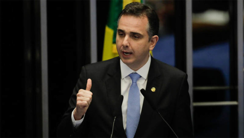 Imagem 1 -  [COLUNA ESPLANADA] A CPMI do 8 de Janeiro, que pretende investigar os crimes dos vândalos na sede dos três Poderes, já contava ontem à noite com 192 assinaturas, o suficiente para a abertura pelo presidente do Congresso, Rodrigo Pacheco. Mas há pressão da base governista para os signatários esquecerem essa história, para não tirar o foco da reforma tributária. A bola quicando está com Pacheco. Se chuta para a pauta, ou para a gaveta.