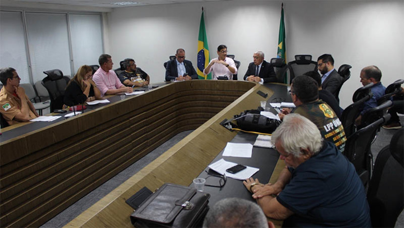 Imagem 1 - Associações dos policiais e bombeiros militares apresentam reivindicações ao Governo do RN. Uma reunião entre gestores das Secretarias de Administração e Segurança e associações representativas das categorias, foi realizada nesta segunda (17), em Natal. O grupo apresentou uma série de reivindicações, de modo a avançar na construção de uma segurança pública de qualidade para os trabalhadores e para a população norte-rio-grandense. Alguns dos pontos elencados à mesa foram a recomposição de perdas salariais, majoração do valor de diárias operacionais, lei única para pagamento de auxílio-alimentação para as forças estaduais de segurança, criação de verba indenizatória de fardamento anual, entre outros. Imagem 1 - Associações dos policiais e bombeiros militares apresentam reivindicações ao Governo do RN. Uma reunião entre gestores das Secretarias de Administração e Segurança e associações representativas das categorias, foi realizada nesta segunda (17), em Natal. O grupo apresentou uma série de reivindicações, de modo a avançar na construção de uma segurança pública de qualidade para os trabalhadores e para a população norte-rio-grandense. Alguns dos pontos elencados à mesa foram a recomposição de perdas salariais, majoração do valor de diárias operacionais, lei única para pagamento de auxílio-alimentação para as forças estaduais de segurança, criação de verba indenizatória de fardamento anual, entre outros.