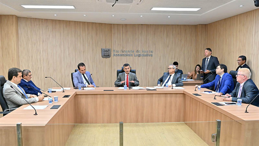 Imagem 1 - CCJ da ALRN aprova obrigatoriedade de assinatura física de idosos para liberação de empréstimos. Aprovada à unanimidade, a proposta de autoria da deputada estadual Cristiane Dantas (SDD), foi classificada como “muito pertinente” pelo relator, deputado Dr. Kerginaldo (PSDB). “A facilidade de crédito para as pessoas idosas, faz com que essas pessoas contraiam dívidas e passem anos e anos descontando no salário, a ponto de ficarem sem poder pagar as contas cotidianas”, apontou. Outros 14 projetos foram apreciados na manhã desta terça-feira (18), durante a 7ª reunião ordinária da Comissão de Constituição, Justiça e Redação da Casa, sendo 9 aprovados, dois arquivados e dois retirados de pauta para esclarecimentos. Imagem 1 - CCJ da ALRN aprova obrigatoriedade de assinatura física de idosos para liberação de empréstimos. Aprovada à unanimidade, a proposta de autoria da deputada estadual Cristiane Dantas (SDD), foi classificada como “muito pertinente” pelo relator, deputado Dr. Kerginaldo (PSDB). “A facilidade de crédito para as pessoas idosas, faz com que essas pessoas contraiam dívidas e passem anos e anos descontando no salário, a ponto de ficarem sem poder pagar as contas cotidianas”, apontou. Outros 14 projetos foram apreciados na manhã desta terça-feira (18), durante a 7ª reunião ordinária da Comissão de Constituição, Justiça e Redação da Casa, sendo 9 aprovados, dois arquivados e dois retirados de pauta para esclarecimentos.