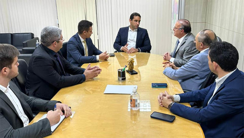 Imagem 1 - Obras de pavimentação em Mossoró vão continuar com recursos assegurados em Brasília. O Prefeito Allyson Bezerra tratou do assunto e conseguiu assegurar a liberação dos recursos durante reunião nesta terça-feira (18), em Brasília, com o presidente da Companhia de Desenvolvimento dos Vales do São Francisco e do Parnaíba (Codevasf), Marcelo Andrade Moreira Pinto. “Agora garantimos a continuidade de obras que já aconteceram no Sumaré e agora vão beneficiar o Parque Universitário e a Alameda dos Cajueiros”, disse ele. As obras de pavimentação intertravada nesses dois bairros estavam paradas desde janeiro. Os trabalhos devem ser retomados até o mês de maio. Imagem 1 - Obras de pavimentação em Mossoró vão continuar com recursos assegurados em Brasília. O Prefeito Allyson Bezerra tratou do assunto e conseguiu assegurar a liberação dos recursos durante reunião nesta terça-feira (18), em Brasília, com o presidente da Companhia de Desenvolvimento dos Vales do São Francisco e do Parnaíba (Codevasf), Marcelo Andrade Moreira Pinto. “Agora garantimos a continuidade de obras que já aconteceram no Sumaré e agora vão beneficiar o Parque Universitário e a Alameda dos Cajueiros”, disse ele. As obras de pavimentação intertravada nesses dois bairros estavam paradas desde janeiro. Os trabalhos devem ser retomados até o mês de maio.