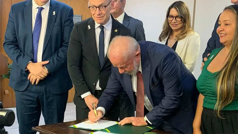 Imagem 1 - Lula assina PL que abre previsão orçamentária para pagar o piso da enfermagem. O texto a ser enviado ao Congresso Nacional abre crédito especial ao Orçamento da Seguridade Social da União, no valor de R$ 7,3 bilhões, em favor do Ministério da Saúde. A assinatura foi realizada nesta terça-feira (18/4), na Sala de Audiências do Palácio do Planalto. A Lei nº 14.434/2022 define que o piso salarial dos enfermeiros contratados sob o regime da Consolidação das Leis do Trabalho (CLT) será de R$ 4.750. Ainda segundo a norma, os técnicos de enfermagem devem receber 70% desse valor (R$ 3.325) e os auxiliares de enfermagem e as parteiras, 50% (R$ 2.375). Imagem 1 - Lula assina PL que abre previsão orçamentária para pagar o piso da enfermagem. O texto a ser enviado ao Congresso Nacional abre crédito especial ao Orçamento da Seguridade Social da União, no valor de R$ 7,3 bilhões, em favor do Ministério da Saúde. A assinatura foi realizada nesta terça-feira (18/4), na Sala de Audiências do Palácio do Planalto. A Lei nº 14.434/2022 define que o piso salarial dos enfermeiros contratados sob o regime da Consolidação das Leis do Trabalho (CLT) será de R$ 4.750. Ainda segundo a norma, os técnicos de enfermagem devem receber 70% desse valor (R$ 3.325) e os auxiliares de enfermagem e as parteiras, 50% (R$ 2.375).