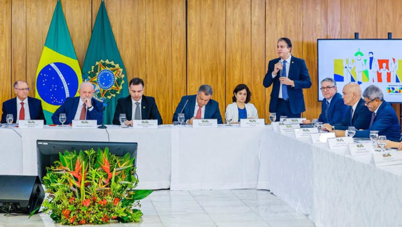 Imagem 1 -  Governo anuncia R$ 3,1 bilhões para estados e municípios garantirem segurança nas  escolas. O anúncio foi feito nesta terça-feira (18), durante evento no Palácio do Planalto, em Brasília (DF), com a presença de representantes dos Três Poderes, do Ministério Público, de ministros de estado, de prefeitos e governadores. Na ocasião, o ministro da Educação, Camilo Santana, listou medidas já adotadas pelo Grupo de Trabalho criado pelo Governo Federal para enfrentamento e prevenção à violência nos ambientes de ensino. Entre as medidas, estão a elaboração de recomendações para proteção e segurança no ambiente escolar, um programa de formação com foco nas secretarias estaduais e municipais, regionais de ensino, gestores escolares, professores e comunidade escolar.