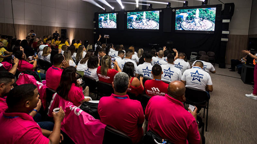 Imagem 1 - Hapvida NotreDame Intermédica realiza a primeira Convenção Comercial de 2023. Com o tema “Campeões de Vendas”, o evento ocorreu dia 12 de abril, em São Paulo, e tem abrangência nacional, pois reúne equipes que atuam nas unidades espalhadas por todo o país. A convenção contou com palestras, premiações para os profissionais que tiveram destaques de desempenho e a presença de executivos da empresa. Imagem 1 - Hapvida NotreDame Intermédica realiza a primeira Convenção Comercial de 2023. Com o tema “Campeões de Vendas”, o evento ocorreu dia 12 de abril, em São Paulo, e tem abrangência nacional, pois reúne equipes que atuam nas unidades espalhadas por todo o país. A convenção contou com palestras, premiações para os profissionais que tiveram destaques de desempenho e a presença de executivos da empresa.