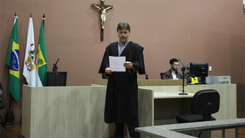 Imagem 1 - Julgamento aconteceu nesta quarta-feira, 19, no Fórum Municipal Desembargador Silveira Martins, em Mossoró. Juiz Vagnos Kelly anunciou a sentença por volta das 11h. A absolvição se deu a pedido do promotor Italo Moreira Martins (foto), considerando que, sem o depoimento apontando os dois como assassinos de Silas Belota, não restou provas no processo. Nesta quinta-feira, 20, será julgado o agricultor de governador Dix Sept Rosado que tentou matar um vizinho por engano usando uma alavanca de ferro. Imagem 1 - Julgamento aconteceu nesta quarta-feira, 19, no Fórum Municipal Desembargador Silveira Martins, em Mossoró. Juiz Vagnos Kelly anunciou a sentença por volta das 11h. A absolvição se deu a pedido do promotor Italo Moreira Martins (foto), considerando que, sem o depoimento apontando os dois como assassinos de Silas Belota, não restou provas no processo. Nesta quinta-feira, 20, será julgado o agricultor de governador Dix Sept Rosado que tentou matar um vizinho por engano usando uma alavanca de ferro.