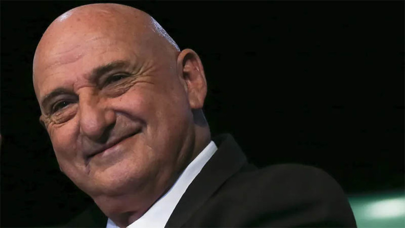 Imagem 1 - Ministro-chefe do GSI pede demissão após aparecer em imagens no Planalto em 8 de janeiro. Gonçalves Dias e funcionários do GSI aparecem em imagens divulgadas nesta quarta-feira (18), pela CNN, circulando entre os invasores no Palácio do Planalto no dia 8 de janeiro. Um deles conversa com os invasores e os cumprimenta. Outro funcionário do órgão entrega água mineral para os vândalos. Em nota, o Governo Federal informou que todos os vídeos do dia em questão estão nas mãos da Polícia Federal e que tem tomado todas as medidas que lhe cabem na investigação do episódio. “E reafirma que todos os envolvidos em atos criminosos no dia 8 de janeiro, civis ou militares, estão sendo identificados pela Polícia Federal e apresentados ao Ministério Público e ao Poder Judiciário” Imagem 1 - Ministro-chefe do GSI pede demissão após aparecer em imagens no Planalto em 8 de janeiro. Gonçalves Dias e funcionários do GSI aparecem em imagens divulgadas nesta quarta-feira (18), pela CNN, circulando entre os invasores no Palácio do Planalto no dia 8 de janeiro. Um deles conversa com os invasores e os cumprimenta. Outro funcionário do órgão entrega água mineral para os vândalos. Em nota, o Governo Federal informou que todos os vídeos do dia em questão estão nas mãos da Polícia Federal e que tem tomado todas as medidas que lhe cabem na investigação do episódio. “E reafirma que todos os envolvidos em atos criminosos no dia 8 de janeiro, civis ou militares, estão sendo identificados pela Polícia Federal e apresentados ao Ministério Público e ao Poder Judiciário”
