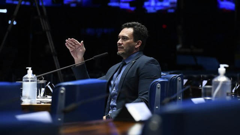 Imagem 1 - Senadores fazem 1 minuto de silêncio em homenagem a Neném Borges, assassinado nesta quinta, 18. “Ele deixa a esposa, Luciana Araújo, e dois filhos. Mais um crime violento no meu estado, que vem sendo ainda cicatrizado pelos ataques terroristas das facções criminosas, que culminou agora com mais essa vítima. Que Deus conforte a família do prefeito Neném Borges”, disse o senador Styvenson Valentim (Podemos-RN), que estava na presidência dos trabalhos e requereu a homenagem ao prefeito. Imagem 1 - Senadores fazem 1 minuto de silêncio em homenagem a Neném Borges, assassinado nesta quinta, 18. “Ele deixa a esposa, Luciana Araújo, e dois filhos. Mais um crime violento no meu estado, que vem sendo ainda cicatrizado pelos ataques terroristas das facções criminosas, que culminou agora com mais essa vítima. Que Deus conforte a família do prefeito Neném Borges”, disse o senador Styvenson Valentim (Podemos-RN), que estava na presidência dos trabalhos e requereu a homenagem ao prefeito.