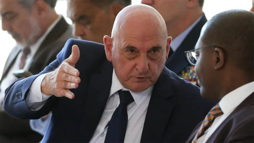 Imagem 1 -  [COLUNA ESPLANADA] O pedido de demissão do general Gonçalves Dias da direção do Gabinete de Segurança Institucional da Presidência (GSI) após as revelações das imagens da CNN de que ele estava dentro do Palácio do Planalto no dia 8 de Janeiro, e não deu voz de prisão a alguns vândalos criminosos, deram gás novamente ao pedido de CPMI na Câmara que pretende investigar o caso. A oposição comemora as cenas, enquanto o Governo trata com muita cautela, e defende o militar da reserva. O caso reforçou a tese dos bolsonaristas – ainda sem prova alguma – de que havia infiltrados do PT na quebradeira do Palácio, o que motivou o pedido da Comissão. Até ontem à noite a lista tinha 193 assinaturas de deputados e 37 de senadores. São necessárias 171 e 27, respectivamente, para a abertura da investigação pelo presidente do Congresso, Rodrigo Pacheco.
