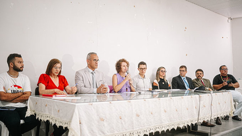 Imagem 1 - Ainda ao longo do debate, que aconteceu nesta quinta-feira (20), no auditório do SINTE/RN, a parlamentar Isolda Dantas afirmou que é preciso olhar para educação como elo fundamental para construir uma sociedade democrática, com a participação direta do MPRN; da Secretaria de Estado da Educação, da Cultura, do Esporte e do Lazer; a Secretaria de Segurança Pública e da Defesa Social (SESED); da Secretaria das Mulheres, da Juventude, da Igualdade Racial e dos Direitos Humanos (SEMJIDH); e outras instituições da sociedade civil e órgãos do poder público, que contribuíram diretamente para o debate. Precisamos reagir, diz a deputada Isolda Dantas que propôs a Audiência Pública com o tema: “Enfrentar a violência e construir uma cultura de paz nas escolas”. Imagem 1 - Ainda ao longo do debate, que aconteceu nesta quinta-feira (20), no auditório do SINTE/RN, a parlamentar Isolda Dantas afirmou que é preciso olhar para educação como elo fundamental para construir uma sociedade democrática, com a participação direta do MPRN; da Secretaria de Estado da Educação, da Cultura, do Esporte e do Lazer; a Secretaria de Segurança Pública e da Defesa Social (SESED); da Secretaria das Mulheres, da Juventude, da Igualdade Racial e dos Direitos Humanos (SEMJIDH); e outras instituições da sociedade civil e órgãos do poder público, que contribuíram diretamente para o debate. Precisamos reagir, diz a deputada Isolda Dantas que propôs a Audiência Pública com o tema: “Enfrentar a violência e construir uma cultura de paz nas escolas”.