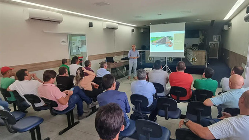 Imagem 1 -  “O projeto está pronto e foi apresentado nesta quinta-feira (20), na Câmara Municipal! Uma obra gigante, orçada em cerca de R$ 18 milhões. Primeiro passo foi dado com a conclusão do projeto de drenagem e, agora, em nossas mãos, vamos buscar os recursos junto aos parlamentares, governos estadual e federal para que possamos executar essa tão sonhada obra”, disse Alan Silveira, prefeito de Apodi.
