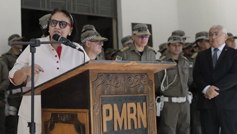 Imagem 1 - O dia de Tiradentes foi comemorado em solenidade no quartel da Polícia Militar, em Natal, com a presença da governadora Fátima Bezerra. "Após 29 anos estamos trocando os uniformes da PM por um novo modelo, mais adequado às condições climáticas da região e às necessidades operacionais", afirmou a Govenadora Fatima Bezerra, ressaltando que o investimento é no valor de mais de R$ 8 milhões. A chefe do Executivo confirmou o pagamento das diárias operacionais para o dia 28 próximo e o processo de aquisição de 400 veículos para as polícias civil e militar. Serão 300 viaturas alocadas e o restante próprias. "Este é mais um investimento importante que fazemos em convênio com o Governo Federal para substituir as antigas viaturas", afirmou a Governadora. Imagem 1 - O dia de Tiradentes foi comemorado em solenidade no quartel da Polícia Militar, em Natal, com a presença da governadora Fátima Bezerra. "Após 29 anos estamos trocando os uniformes da PM por um novo modelo, mais adequado às condições climáticas da região e às necessidades operacionais", afirmou a Govenadora Fatima Bezerra, ressaltando que o investimento é no valor de mais de R$ 8 milhões. A chefe do Executivo confirmou o pagamento das diárias operacionais para o dia 28 próximo e o processo de aquisição de 400 veículos para as polícias civil e militar. Serão 300 viaturas alocadas e o restante próprias. "Este é mais um investimento importante que fazemos em convênio com o Governo Federal para substituir as antigas viaturas", afirmou a Governadora.