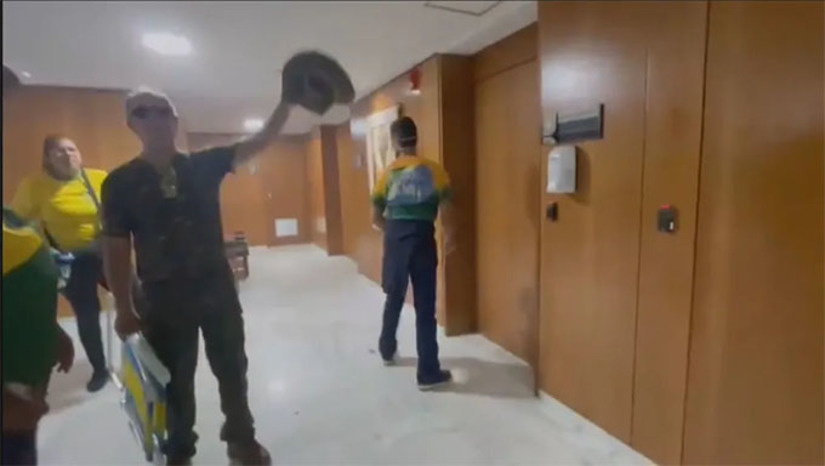 Imagem 1 - As imagens divulgadas até agora tiveram como origem as redes sociais dos próprios invasores. As imagens das câmeras dos prédios dos três poderes estavam em poder do GSI, que no Governo Bolsonaro era comandado pelo General Heleno e no Governo Lula pelo General Gonçalves Dias. Estas imagens foram vazadas e publicadas, editadas pela CNN. Com as imagens divulgadas, Gonçalves Dias pediu demissão do cargo e o ministro Alexandre de Moraes determinou que ele fosse ouvido pela PF e quebrou o sigilo das imagens do circuito interno da casa dos três poderes. Imagem 1 - As imagens divulgadas até agora tiveram como origem as redes sociais dos próprios invasores. As imagens das câmeras dos prédios dos três poderes estavam em poder do GSI, que no Governo Bolsonaro era comandado pelo General Heleno e no Governo Lula pelo General Gonçalves Dias. Estas imagens foram vazadas e publicadas, editadas pela CNN. Com as imagens divulgadas, Gonçalves Dias pediu demissão do cargo e o ministro Alexandre de Moraes determinou que ele fosse ouvido pela PF e quebrou o sigilo das imagens do circuito interno da casa dos três poderes.