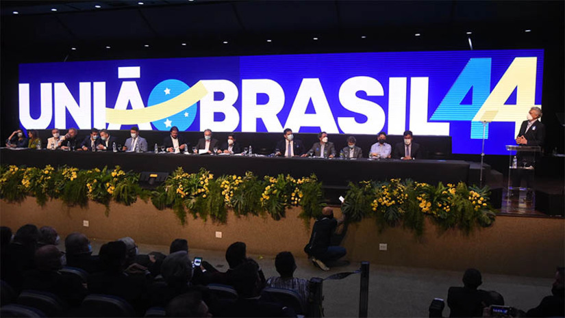 Imagem 1 -  [COLUNA ESPLANADA] O clima é péssimo no União Brasil: O gigantismo da legenda e a briga pelos seus milionários fundos eleitoral e partidário racham a base. Os maiores embates são de egressos do Democratas, descontentes com o baixo financiamento da campanha. Presidente do partido, Luciano Bivar tem viajado o País para tentar acalmar importantes filiados, em vão. A debandada que se iniciou na bancada do Rio de Janeiro agora pode ganhar frente ampla nacional. Um grupo de parlamentares do União apresentou Projeto de Lei para alterar a “janela partidária” para uma fresta a cada eleição (biênio). Neste caso, derrubariam a necessidade de fidelidade para deputados que desejam disputar eleições municipais, sem risco de perder o mandato. A ideia, bem-vinda já em outros partidos, prevê a “janela” de 30 dias antes do prazo de filiação, em março de 2024.