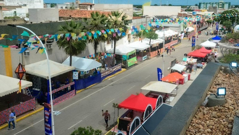 Imagem 1 - Ambulantes já podem se credenciar para realizar vendas no “Pingo da Mei Dia” e “Boca da Noite”. O credenciamento de forma antecipada acontecerá nos dias 24, 25 e 26 de abril e tem como proposta organizar as atividades e serviços que serão prestados nas festividades. Os interessados deverão comparecer nos respectivos dias, das 8h às 12h e das 14h às 17h, no auditório da Biblioteca Municipal Ney Pontes, situado na Praça da Redenção, s/n, bairro Centro. A Prefeitura de Mossoró garante a isenção da taxa de ocupação de espaço para pequenos ambulantes que comercializam cachorro-quente, milho verde, batata frita e outros produtos do gênero alimentício. Imagem 1 - Ambulantes já podem se credenciar para realizar vendas no “Pingo da Mei Dia” e “Boca da Noite”. O credenciamento de forma antecipada acontecerá nos dias 24, 25 e 26 de abril e tem como proposta organizar as atividades e serviços que serão prestados nas festividades. Os interessados deverão comparecer nos respectivos dias, das 8h às 12h e das 14h às 17h, no auditório da Biblioteca Municipal Ney Pontes, situado na Praça da Redenção, s/n, bairro Centro. A Prefeitura de Mossoró garante a isenção da taxa de ocupação de espaço para pequenos ambulantes que comercializam cachorro-quente, milho verde, batata frita e outros produtos do gênero alimentício.