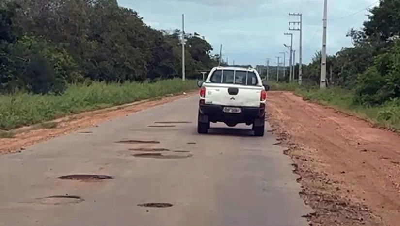 Imagem 1 - O pedido, em caráter de urgência, foi feito diretamente a diretora do DER, Natércia Nunes, fazendo referência a RN 011, trecho que liga a BR 110 a Vila Brasília, da Serra do Mel. “Esperamos que a solicitação possa ser atendida com o máximo de urgência, para que, além de evitar acidentes e preservar a vida, conserve a via que tem grande volume de tráfego diariamente”, disse o prefeito Josivan Bibiano. Imagem 1 - O pedido, em caráter de urgência, foi feito diretamente a diretora do DER, Natércia Nunes, fazendo referência a RN 011, trecho que liga a BR 110 a Vila Brasília, da Serra do Mel. “Esperamos que a solicitação possa ser atendida com o máximo de urgência, para que, além de evitar acidentes e preservar a vida, conserve a via que tem grande volume de tráfego diariamente”, disse o prefeito Josivan Bibiano.