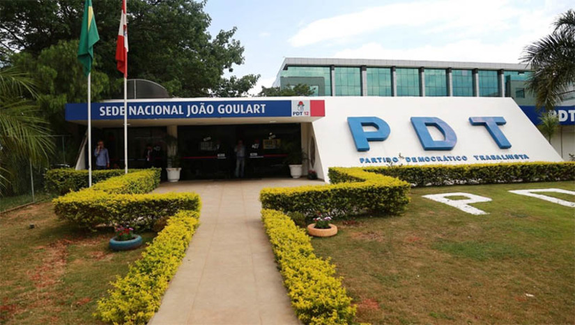 Imagem 1 -  [COLUNA ESPLANADA] A despeito do fogo-amigo contra o ministro da Previdência, Carlos Lupi, o PDT ganha pontos com Lula da Silva. A ação com mais chance de deixar Jair Bolsonaro inelegível no TSE foi protocolada pelo partido. A que cita abuso de poder e fake news na reunião de Bolsonaro com embaixadores no Palácio na qual atacou as urnas e o TSE.