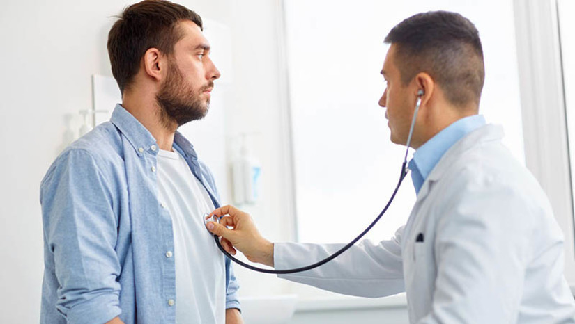 Imagem 1 - Hapvida NotreDame Intermédica realiza procedimento cardiológico inovador e devolve qualidade de vida a paciente . Desde 2017, Romildo José, de 54 anos, foi diagnosticado com Síndrome de Brugada, uma doença perigosa que aumenta o risco de morte súbita em pessoas jovens. “A doença provoca muito estresse, porque você nunca sabe quando vai ter um episódio. Então, qualquer palpitação, você já imagina que vai desmaiar ou ter um ataque, o que faz com que você esteja o tempo todo convivendo com ansiedade, o medo de acontecer novamente. Não é fácil”. No último mês, o paciente da Hapvida NotreDame Intermédica recebeu a chance de uma vida com mais qualidade, se tornando a primeira pessoa no Norte/Nordeste a ser submetida ao procedimento de ablação epicárdica por cateter de substrato arritmogênico para tratamento da Síndrome de Brugada, um procedimento cardiológico inovador. Imagem 1 - Hapvida NotreDame Intermédica realiza procedimento cardiológico inovador e devolve qualidade de vida a paciente . Desde 2017, Romildo José, de 54 anos, foi diagnosticado com Síndrome de Brugada, uma doença perigosa que aumenta o risco de morte súbita em pessoas jovens. “A doença provoca muito estresse, porque você nunca sabe quando vai ter um episódio. Então, qualquer palpitação, você já imagina que vai desmaiar ou ter um ataque, o que faz com que você esteja o tempo todo convivendo com ansiedade, o medo de acontecer novamente. Não é fácil”. No último mês, o paciente da Hapvida NotreDame Intermédica recebeu a chance de uma vida com mais qualidade, se tornando a primeira pessoa no Norte/Nordeste a ser submetida ao procedimento de ablação epicárdica por cateter de substrato arritmogênico para tratamento da Síndrome de Brugada, um procedimento cardiológico inovador.