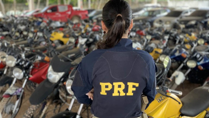 Imagem 1 -  PRF realiza novo leilão de veículos apreendidos no Rio Grande do Norte. O leilão será realizado nos dias 9 e 10 de maio. Serão leiloados automóveis e veículos de duas rodas, que poderão entrar em circulação pelo comprador ou serem destinados a sucatas. Serão postos à venda 452 veículos, distribuídos em 298 lotes, podendo sofrer alterações quantitativas até o momento da realização do leilão. O edital do leilão foi publicado e está disponível no site do leiloeiro, MN Leilão, onde também constam as fotos dos veículos e as informações detalhadas sobre o que é preciso fazer para participar.