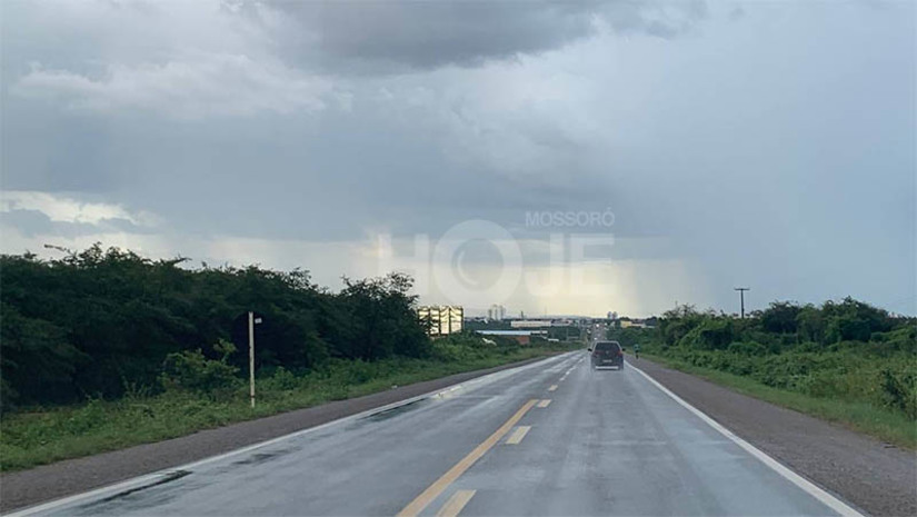 Imagem 1 - Mossoró e mais 137 municípios do RN estão sob alerta de chuvas intensas. Os avisos, emitidos pelo Inmet, valem até a manhã da quarta-feira (26). Os alertas são das cores amarela (perigo potencial) e laranja (perigo). São 137 municípios inclusos no alerta amarelo e 17 no laranja - 16 cidades estão nos dois. Para Mossoró, o alerta é de perigo potencial. A recomendação é evitar enfrentar o meu tempo e observar alteração nas encostas. Se possível, desligar aparelhos elétricos do quadro de energia e, em caso de inundação, proteger os pertences da água envoltos em sacos plásticos. Qualquer urgência, a população pode acionar o Corpo de Bombeiros (193) ou Defesa Civil (199). Imagem 1 - Mossoró e mais 137 municípios do RN estão sob alerta de chuvas intensas. Os avisos, emitidos pelo Inmet, valem até a manhã da quarta-feira (26). Os alertas são das cores amarela (perigo potencial) e laranja (perigo). São 137 municípios inclusos no alerta amarelo e 17 no laranja - 16 cidades estão nos dois. Para Mossoró, o alerta é de perigo potencial. A recomendação é evitar enfrentar o meu tempo e observar alteração nas encostas. Se possível, desligar aparelhos elétricos do quadro de energia e, em caso de inundação, proteger os pertences da água envoltos em sacos plásticos. Qualquer urgência, a população pode acionar o Corpo de Bombeiros (193) ou Defesa Civil (199).