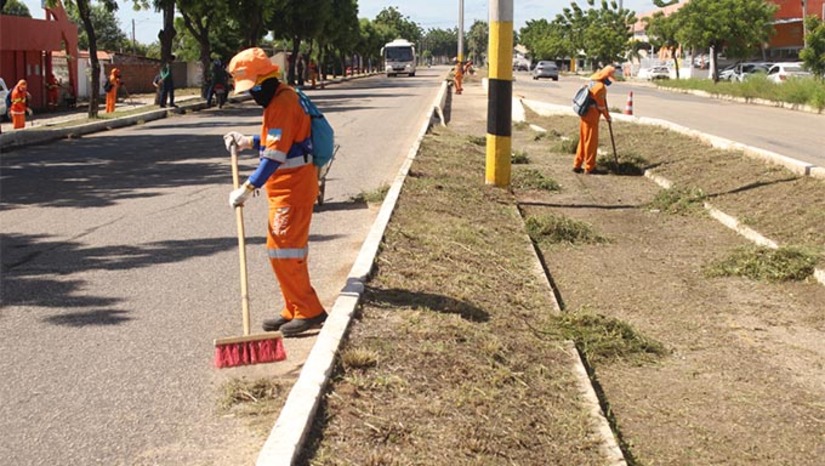 Imagem 1 -  Na avenida Lauro Monte, bairro Santo Antônio, o trabalho avança na capinação da ciclovia e do meio-fio. No conjunto Freitas Nobre, também está sendo implementada a capinação, desobstruindo o canteiro central e calhas.    O trabalho de capinação também se estende à rua Pedro II, no bairro Paredões, e à avenida João da Escóssia, bairro Nova Betânia, contemplada ainda com o serviço de varrição, com a remoção da areia espalhada na via em virtude das chuvas.  Além do serviço de capinação em vários pontos da cidade, em outras frentes de trabalho acontecem a retirada de lixo e a limpeza de canais e bocas de lobo.