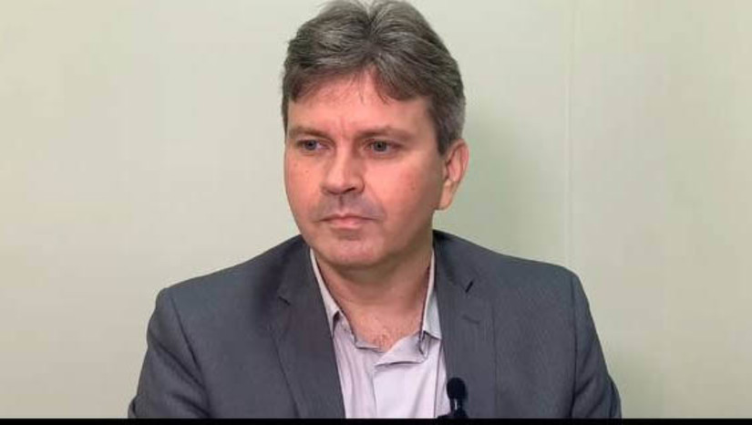 Imagem 1 - “Não me recordo de nenhum júri que tenha se deslocado de Mossoró por suposta falta de isenção dos jurados”. O promotor de justiça Ítalo Moreira Martins falou sobre o pedido de desaforamento do júri popular dos acusados do homicídio de Eliel Ferreira Cavalcante Júnior, e da tentativa de homicídio contra o então companheiro dele. O pedido foi feito pelos advogados dos réus, que alegam que, devido a grande repercussão do caso e da comoção popular, a sociedade de Mossoró está motivada a condená-los. “Entendemos que a comarca de Mossoró, que os jurados de Mossoró ou a sociedade de Mossoró, já que quem julga é a sociedade, ela tem isenção suficiente para julgar não só esse como qualquer outro caso. Já aconteceram muitos júris em Mossoró, júris polêmicos, que chamaram a atenção da mídia, júris com muita cobertura da mídia e nenhum deles houve desaforamento. Todos eles foram julgados em Mossoró”, diz. Imagem 1 - “Não me recordo de nenhum júri que tenha se deslocado de Mossoró por suposta falta de isenção dos jurados”. O promotor de justiça Ítalo Moreira Martins falou sobre o pedido de desaforamento do júri popular dos acusados do homicídio de Eliel Ferreira Cavalcante Júnior, e da tentativa de homicídio contra o então companheiro dele. O pedido foi feito pelos advogados dos réus, que alegam que, devido a grande repercussão do caso e da comoção popular, a sociedade de Mossoró está motivada a condená-los. “Entendemos que a comarca de Mossoró, que os jurados de Mossoró ou a sociedade de Mossoró, já que quem julga é a sociedade, ela tem isenção suficiente para julgar não só esse como qualquer outro caso. Já aconteceram muitos júris em Mossoró, júris polêmicos, que chamaram a atenção da mídia, júris com muita cobertura da mídia e nenhum deles houve desaforamento. Todos eles foram julgados em Mossoró”, diz.