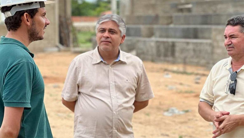 Imagem 1 -  Queda de R$ 405 mil em roalties, seguido de redução também no repasse do Fundo de Participação dos Municípios, preocupa a gestão do prefeito Artur Vale (foto), que se ver obrigado a rever investimentos e refazer  todas as contas públicas.