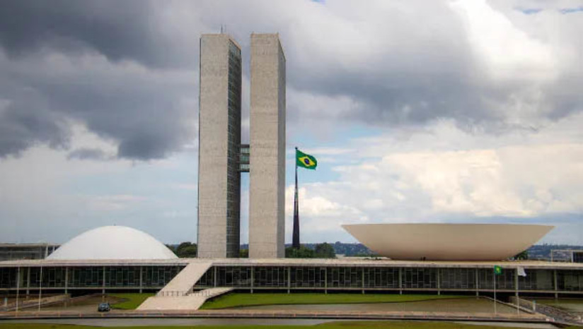 Imagem 1 -  [COLUNA ESPLANADA] Dois interessantes projetos de lei caíram na Mesa Diretora da Câmara para distribuição. O PL 2.922/22, de Aureo Ribeiro (SDD-RJ), cria um “Botão de pânico em celulares”, em especial para mulheres vítimas de violência. O PL 6.446/19, de Bibo Nunes (PL-RS), lança o “GPS para aproximação de áreas de elevado risco”. Aliás, falta o “cumpra-se” da lei Lei 10.792/13 que obriga presídios a instalarem bloqueadores de celulares.