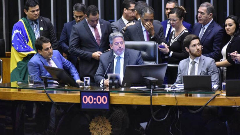 Imagem 1 - Deputados Federais votam PL das Fake News na próxima terça-feira, 2. Nesta terça (25), a Câmara aprovou o requerimento de urgência da pauta, que cria a Lei Brasileira de Liberdade, Responsabilidade e Transparência na Internet. Um dos pontos mais polêmicos da última versão do texto é a criação de uma autarquia federal especial para fiscalizar a aplicação da lei. Essa autoridade teria poderes de, por exemplo, instaurar incidentes caso a empresa descumpra as normas da lei, como a retirada de contas e conteúdos sinalizados como criminosos. A Frente Parlamentar Evangélica já afirmou que é contra esse ponto. A expectativa é que o relator, deputado Orlando Silva (PCdoB-SP), apresente uma nova versão do texto na quinta-feira (27). Imagem 1 - Deputados Federais votam PL das Fake News na próxima terça-feira, 2. Nesta terça (25), a Câmara aprovou o requerimento de urgência da pauta, que cria a Lei Brasileira de Liberdade, Responsabilidade e Transparência na Internet. Um dos pontos mais polêmicos da última versão do texto é a criação de uma autarquia federal especial para fiscalizar a aplicação da lei. Essa autoridade teria poderes de, por exemplo, instaurar incidentes caso a empresa descumpra as normas da lei, como a retirada de contas e conteúdos sinalizados como criminosos. A Frente Parlamentar Evangélica já afirmou que é contra esse ponto. A expectativa é que o relator, deputado Orlando Silva (PCdoB-SP), apresente uma nova versão do texto na quinta-feira (27).