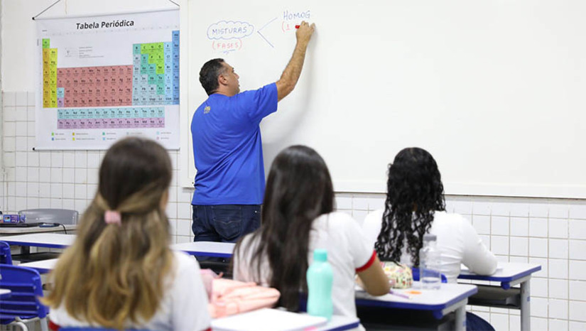 Imagem 1 -  Governo do RN destina R$10 milhões e cumpre implantação do piso dos professores. O pagamento entrou na conta dos professores da ativa nesta quarta-feira (26). Para os aposentados, o dinheiro estará na conta no próximo dia 30. A implantação corresponde à aplicação de 14,95% do mês de abril, em folha suplementar, direcionada aos 2 mil professores que ganham abaixo do piso, que é retroativo ao mês de janeiro. Esse foi o planejamento do governo estadual acertado com a classe dos professores e que está sendo cumprido de acordo com a proposta. O restante dos professores, que ganha acima do piso estabelecido, começará a receber no mês seguinte; veja como ficará.