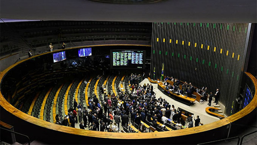 Imagem 1 - O presidente do Senado, Rodrigo Pacheco, afirmou que aprovação do piso foi uma decisão política do Parlamento e do Poder Executivo em reconhecimento à importância de enfermeiros, técnicos de enfermagem e auxiliares: — Somos sabedores que é difícil a fixação de piso salarial no Brasil, mas a enfermagem foi objeto de opção política feita pelo Senado, pela Câmara e pelo Poder Executivo, de ontem e de agora, para se dar a esses profissionais um piso minimamente razoável. Sabemos o que enfermeiros, técnicos e auxiliares enfrentaram na pandemia. Foram verdadeiros guerreiros. Muitos morreram na frente de batalha da covid. Hoje, mais uma etapa foi cumprida pelo Congresso Nacional — destacou. Fonte: Agência Senado Imagem 1 - O presidente do Senado, Rodrigo Pacheco, afirmou que aprovação do piso foi uma decisão política do Parlamento e do Poder Executivo em reconhecimento à importância de enfermeiros, técnicos de enfermagem e auxiliares: — Somos sabedores que é difícil a fixação de piso salarial no Brasil, mas a enfermagem foi objeto de opção política feita pelo Senado, pela Câmara e pelo Poder Executivo, de ontem e de agora, para se dar a esses profissionais um piso minimamente razoável. Sabemos o que enfermeiros, técnicos e auxiliares enfrentaram na pandemia. Foram verdadeiros guerreiros. Muitos morreram na frente de batalha da covid. Hoje, mais uma etapa foi cumprida pelo Congresso Nacional — destacou. Fonte: Agência Senado