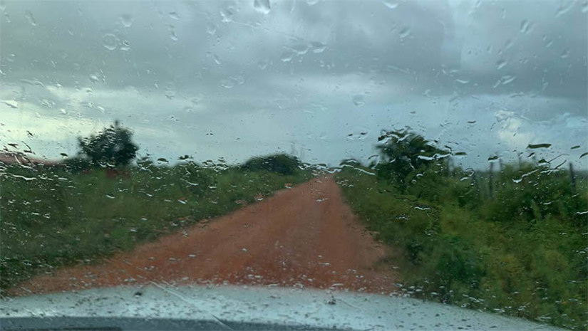 Imagem 1 -  Próximo trimestre deverá ser de chuvas com volumes de normal a abaixo do normal no RN. O acumulado máximo no estado no período não deve ultrapassar 283,6mm. Esse é o resultado da Reunião de Divulgação da Previsão Climática Sazonal, coordenada pelo Centro de Previsão de Tempo e Estudos Climáticos - CPTEC/INPE, ocorrida na tarde da última terça-feira (25). O evento contou com a participação de meteorologistas da Empresa de Pesquisa Agropecuária do Rio Grande do Norte (Emparn) e de centros de pesquisa meteorológica do Nordeste. A queda no volume de chuvas ocorre devido a transição térmica nas águas do oceano Pacífico Tropical, saindo do fenômeno La Ñina (águas superficiais mais frias do que o normal), e já entrando no fenômeno de EL Niño (águas mais aquecidas do que o normal). 