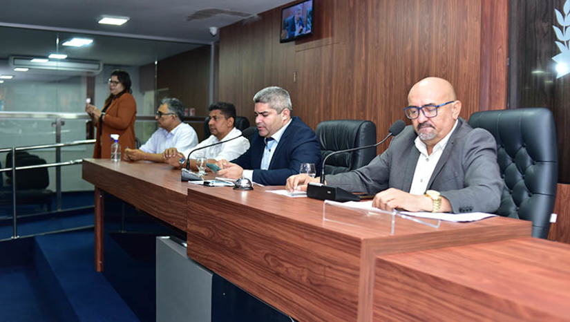 Imagem 1 -  LDO 2024 deverá ser votada na Câmara de Mossoró no mês de junho. Nesta quinta-feira (27) a casa legislativa realizou uma audiência pública, com participação do secretário de Planejamento, Orçamento e Gestão de Mossoró, Kadson Eduardo. Na oportunidade, ele sintetizou a estrutura (62 artigos, 8 capítulos e 10 anexos) e outros aspectos da LDO, construída, segundo ele, de forma responsável e coerente com a realidade do município. Até o próximo dia 5 de maio, os vereadores podem entregar emendas ao na Comissão de Orçamento, Finanças e Contabilidade; confira o calendário completo.