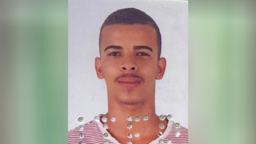 Imagem 1 - Baiano é assassinado com 9 tiros enquanto trabalhava na própria oficina. O crime aconteceu no Conjunto Monte Olimpo, em Mossoró, por volta das 15h desta quinta-feira (27). A vítima é José Felipe Souto Lima, de 21 anos. O jovem, que era proprietário da oficina Baiano Motos, estava trabalhando quando o atirador entrou no local e desferiu 9 disparos de pistola calibre 380 contra ele. Os disparos o atingiram no braço, tórax e na cabeça. No local, ninguém soube informar se havia mais de um atirador e nem outros detalhes, visto que a vítima estava sozinha no momento do crime. A Delegacia de Homicídio vai investigar o caso. Imagem 1 - Baiano é assassinado com 9 tiros enquanto trabalhava na própria oficina. O crime aconteceu no Conjunto Monte Olimpo, em Mossoró, por volta das 15h desta quinta-feira (27). A vítima é José Felipe Souto Lima, de 21 anos. O jovem, que era proprietário da oficina Baiano Motos, estava trabalhando quando o atirador entrou no local e desferiu 9 disparos de pistola calibre 380 contra ele. Os disparos o atingiram no braço, tórax e na cabeça. No local, ninguém soube informar se havia mais de um atirador e nem outros detalhes, visto que a vítima estava sozinha no momento do crime. A Delegacia de Homicídio vai investigar o caso.