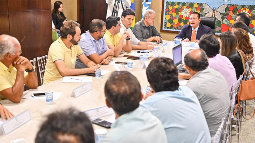 Imagem 1 - Ezequiel reúne prefeitos e Caern para debater ações nos municípios. A reunião aconteceu nesta quinta-feira (27), na Assembleia Legislativa do Rio Grande do Norte. Os gestores apresentaram uma série de demandas em relação a abastecimento, saneamento básico e melhorias diversas na infraestrutura hídrica. "O nosso objetivo com esse encontro foi permitir que os gestores pudessem apresentar as necessidades de cada cidade, que são ações pontuais e possíveis de serem atendidas pela Caern”, disse Ezequiel Ferreira. Imagem 1 - Ezequiel reúne prefeitos e Caern para debater ações nos municípios. A reunião aconteceu nesta quinta-feira (27), na Assembleia Legislativa do Rio Grande do Norte. Os gestores apresentaram uma série de demandas em relação a abastecimento, saneamento básico e melhorias diversas na infraestrutura hídrica. "O nosso objetivo com esse encontro foi permitir que os gestores pudessem apresentar as necessidades de cada cidade, que são ações pontuais e possíveis de serem atendidas pela Caern”, disse Ezequiel Ferreira.