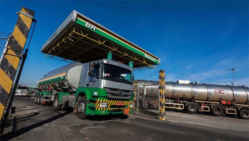 Imagem 1 - O preço do diesel para as distribuidoras passará de R$ 3,84 para R$ 3,46 por litro, uma redução de R$ 0,38 por litro a partir deste sábado (29). Considerando a mistura obrigatória de 88% de diesel A e 12% de biodiesel para a composição do diesel comercializado nos postos, a parcela da Petrobras no preço ao consumidor será, em média, R$ 3,05 a cada litro vendido na bomba. Imagem 1 - O preço do diesel para as distribuidoras passará de R$ 3,84 para R$ 3,46 por litro, uma redução de R$ 0,38 por litro a partir deste sábado (29). Considerando a mistura obrigatória de 88% de diesel A e 12% de biodiesel para a composição do diesel comercializado nos postos, a parcela da Petrobras no preço ao consumidor será, em média, R$ 3,05 a cada litro vendido na bomba.