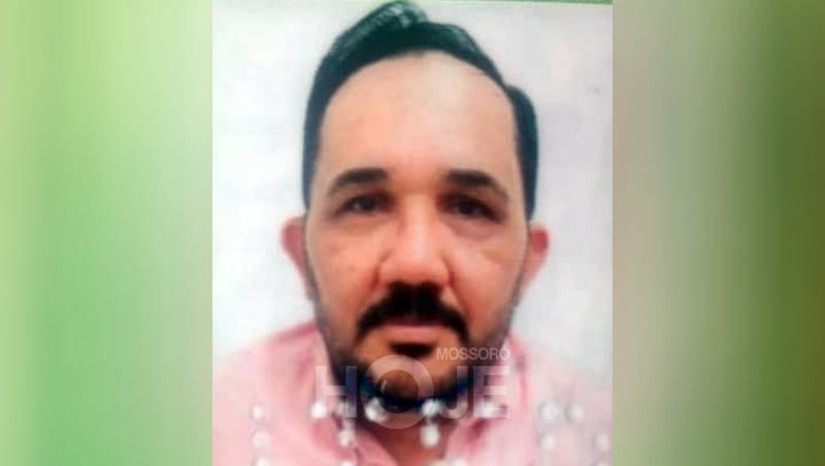 Imagem 1 -  Homem é assassinado a tiros em suposto assalto no Planalto 13 de Maio. O crime aconteceu por volta das 12h30 desta sexta-feira (28). A vítima foi identificada como Euma Cabral de Macedo Cruz, de 52 anos. Segundo informações do Sargento Di Assis, o homem estava na calçada de casa, quando dois suspeitos se aproximaram em uma motocicleta e anunciaram um assalto. Em seguida, tomaram um cordão de ouro e efetuaram vários disparos contra a vítima. Euma ainda chegou a correr para dentro da residência, mas caiu sem vida na sala. Até as 15h10, o corpo ainda não havia sido recolhido pelo Itep. A Polícia Civil vai investigar o caso.