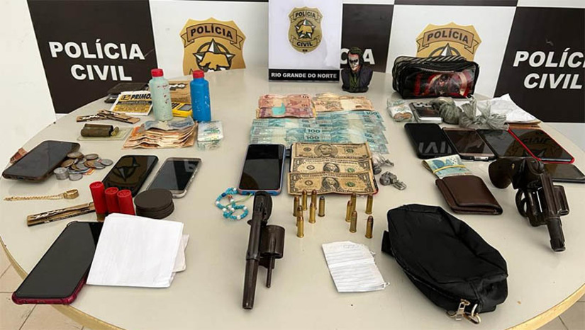 Imagem 1 - PC prende três homens e apreende armas, drogas e material usado para o tráfico em Luís Gomes. As prisões aconteceram no âmbito da Operação Sanitarium, deflagrada nesta sexta-feira (28). Os três presos, Michel Alves da Silva, Patrício Aldean da Silva Oliveira e Ricardo Francisco da Silva, são suspeitos de integrarem uma organização criminosa, além de serem investigados por outros crimes. Com o trio a polícia apreendeu armas, drogas, balança de precisão, dinheiro fracionado (real e dólar), celulares, além de cadernetas de anotação. Imagem 1 - PC prende três homens e apreende armas, drogas e material usado para o tráfico em Luís Gomes. As prisões aconteceram no âmbito da Operação Sanitarium, deflagrada nesta sexta-feira (28). Os três presos, Michel Alves da Silva, Patrício Aldean da Silva Oliveira e Ricardo Francisco da Silva, são suspeitos de integrarem uma organização criminosa, além de serem investigados por outros crimes. Com o trio a polícia apreendeu armas, drogas, balança de precisão, dinheiro fracionado (real e dólar), celulares, além de cadernetas de anotação.