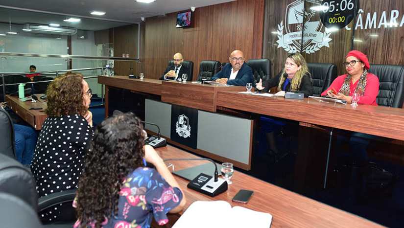 Imagem 1 - Secretária presta contas na Câmara de Mossoró e diz que concurso da saúde deve sair até o final do ano. Morgana Dantas participou da audiência pública realizada nesta sexta-feira (28). Na ocasião, apresentou aos vereadores a prestação de contas referente ao ano de 2022 da Secretaria Municipal de Saúde de Mossoró. Entre os pontos apresentados, mostrou que o município investiu 29,86% na saúde, mais do que o que é legalmente previsto pela Constituição Federal. “Isto se refletiu no aumento dos atendimentos realizados no ano de 2022”, explicou. Ainda segundo ela, um estudo para a realização do concurso público na área está sendo feito e o certame deve ser anunciado até o final do ano. Imagem 1 - Secretária presta contas na Câmara de Mossoró e diz que concurso da saúde deve sair até o final do ano. Morgana Dantas participou da audiência pública realizada nesta sexta-feira (28). Na ocasião, apresentou aos vereadores a prestação de contas referente ao ano de 2022 da Secretaria Municipal de Saúde de Mossoró. Entre os pontos apresentados, mostrou que o município investiu 29,86% na saúde, mais do que o que é legalmente previsto pela Constituição Federal. “Isto se refletiu no aumento dos atendimentos realizados no ano de 2022”, explicou. Ainda segundo ela, um estudo para a realização do concurso público na área está sendo feito e o certame deve ser anunciado até o final do ano.