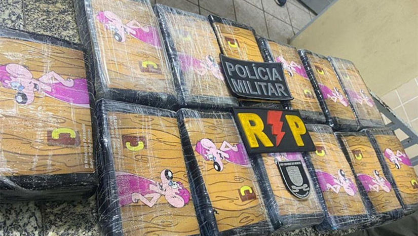 Imagem 1 -  Policiais Militares contaram que estavam em patrulhamento durante a madrugada pela orla, na região de São Cristovão-Ponta do Mel, quando encontraram a droga enterrada perto de uma casa, num local marcado com um tijolo. Ao todo, eles desenterraram com as mãos 17 kg de pasta base de cocaína, que estariam avaliados em mais ou menos 2 milhões de reais. Não teve suspeito preso. 