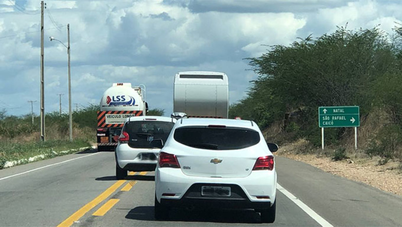 Imagem 1 -  Obra considerada muito importante para as cadeias produtivas de frutas, sal e minério do Rio Grande do Norte, e também para reduzir acidentes e salvar vidas, foi destravava no Governo Federal no ano de 2020 pelo ex senador Jean Paul Prates, atual presidente da Petrobras, no ano de 2020. Em 2023, caiu na pauta principal da governadora Fátima Bezerra, levada ao Governo Federal, na gestão de Lula. O Secretário espera que a obra comece em 2024 e seja concluída até 2026. Com informações do G1.