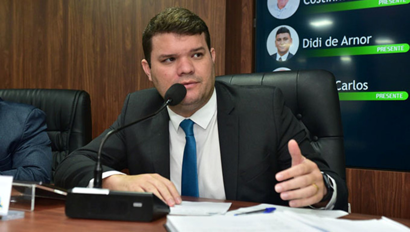 Imagem 1 - Vereador presidente da Câmara Municipal de Mossoró, Lawrence Amorim, confirmou que já conta com o compromisso do deputado federal Benes Leocádio e esta semana recebeu apoio do deputado federal General Girão, que conversou com o padre Flávio Augusto no sábado. Através do deputado Neilton Diógenes, recebeu compromisso também dos três senadores e do deputado João Maia. Da Assembleia do RN já expressaram apoio ao projeto do Memorial/Santuário de Santa Luzia, além do deputado estadual Neilton Diógenes, a deputada Isolda Dantas, Nelter Queiroz, Luiz Eduardo e Tomba Farias. O atual dilema é definir o local que pode ser construído o memorial/santuário de Santa Luzia, em Mossoró. Imagem 1 - Vereador presidente da Câmara Municipal de Mossoró, Lawrence Amorim, confirmou que já conta com o compromisso do deputado federal Benes Leocádio e esta semana recebeu apoio do deputado federal General Girão, que conversou com o padre Flávio Augusto no sábado. Através do deputado Neilton Diógenes, recebeu compromisso também dos três senadores e do deputado João Maia. Da Assembleia do RN já expressaram apoio ao projeto do Memorial/Santuário de Santa Luzia, além do deputado estadual Neilton Diógenes, a deputada Isolda Dantas, Nelter Queiroz, Luiz Eduardo e Tomba Farias. O atual dilema é definir o local que pode ser construído o memorial/santuário de Santa Luzia, em Mossoró.