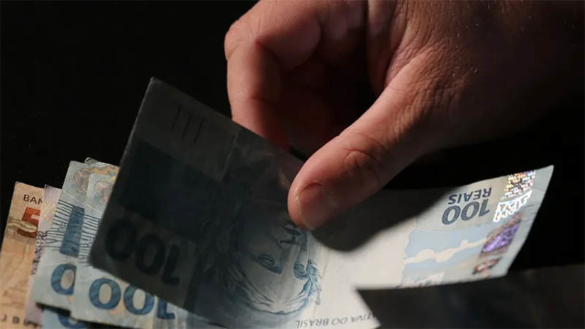 Imagem 1 - Salário mínimo no valor de R$ 1.320 já está em vigor; previsão para 2024 é de R$ 1.389. A medida provisória que fixou o aumento foi publicada na edição do DOU desta segunda-feira (1º). O salário mínimo iniciou o ano no valor de R$ 1302, uma diferença de R$ 18 a menos. O aumento real calculado é de 2,8%. O valor diário do salário mínimo corresponderá a R$ 44, e o horário, a R$ 6. Imagem 1 - Salário mínimo no valor de R$ 1.320 já está em vigor; previsão para 2024 é de R$ 1.389. A medida provisória que fixou o aumento foi publicada na edição do DOU desta segunda-feira (1º). O salário mínimo iniciou o ano no valor de R$ 1302, uma diferença de R$ 18 a menos. O aumento real calculado é de 2,8%. O valor diário do salário mínimo corresponderá a R$ 44, e o horário, a R$ 6.