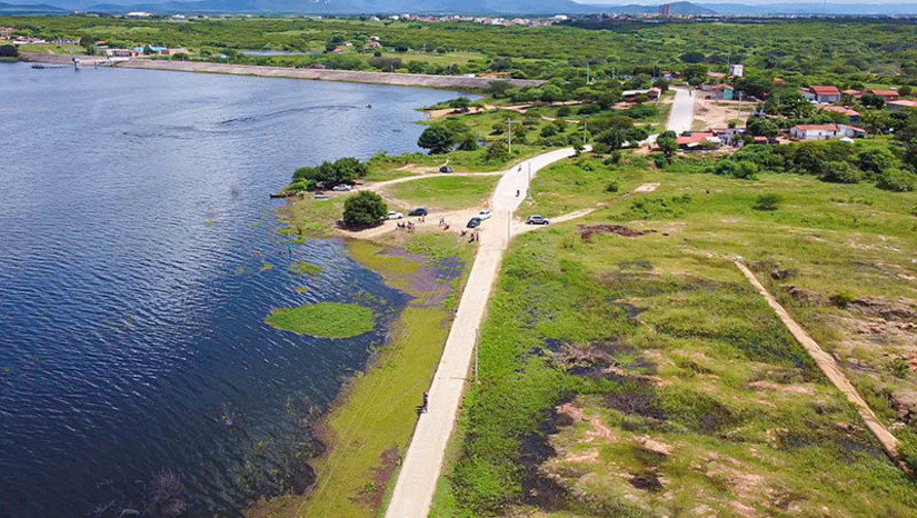 Imagem 1 -  Aumenta expectativa para sangria da barragem de Pau dos Ferros após 14 anos. O reservatório já está com 93,92% da sua capacidade total, de acordo com o Relatório dos Volumes dos Principais Reservatórios do Estado, divulgado, nesta quinta-feira (27), pelo Igarn. No último domingo, 30 de abril, o açude público de Marcelino Vieira se tornou o 15º manancial monitorado a sangrar na quadra chuvosa de 2023, jogando mais água para Pau dos Ferros. Em caso de sangria deste último, as águas seguem para o segundo maior reservatório do estado, a Barragem de Santa Cruz, em Apodi.
